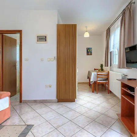 Nino-3 By Interhome Lejlighed Poreč